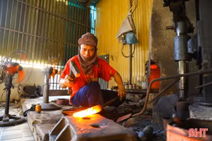 Thợ rèn "múa búa" trong lò lửa giữa ngày hè nóng bức