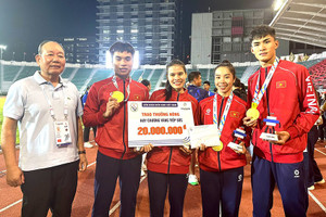 Liên đoàn Điền kinh Việt Nam trao thưởng nóng cho tổ tiếp sức 4x400m nam nữ. Ảnh: Liên đoàn Điền kinh Việt Nam.