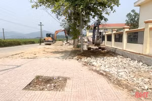 Dọn dẹp rác thải “bủa vây” cổng trường sau phản ánh của Báo và phát thanh, truyền hình Hà Tĩnh