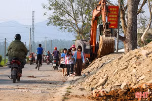 Rác thải xây dựng “bủa vây” quanh cổng trường học