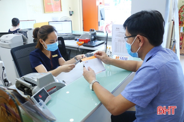 Phí SMS Banking Vietcombank tăng cao: “Người trong cuộc” nói gì?