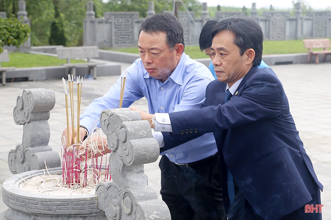 Chủ nhiệm Ủy ban Kiểm tra Trung ương dâng hương tưởng niệm cố Tổng Bí thư Hà Huy Tập