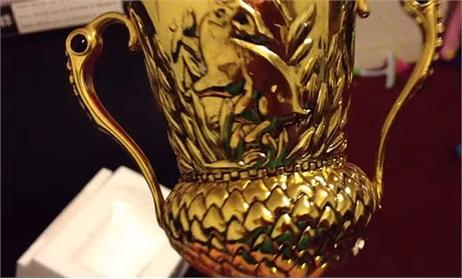 10. Trường sinh linh giá nhà Hufflepuff: Bỏ đi ý tưởng vạc pha chế, Rowling cuối cùng chọn chiếc cúp nhà Hufflepuff là một trong số 7 trường sinh linh giá Voldemort tạo ra. Chiếc cúp cuối cùng bị bộ ba Harry, Ron và Hermione phá hủy bằng nanh basilisk trong trận chiến tại Hogwarts.