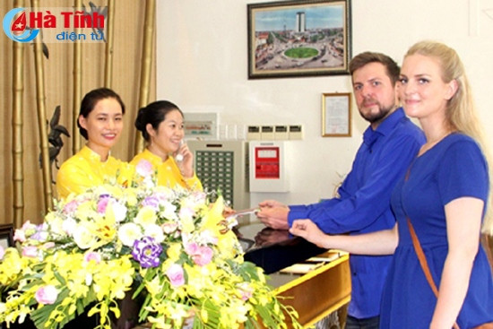 Khách du lịch nước ngoài đến Hà Tĩnh thường lưu trú tại Khách sạn BMC nhờ dịch vụ tốt và đội ngũ nhân viên chuyên nghiệp. Ảnh: Quang Sáng