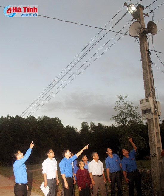 Đoàn Thanh niên Mitraco bàn giao đường điện thanh niên xã Cẩm Sơn ảnh 1