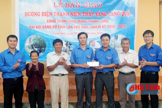 Đoàn Thanh niên Mitraco bàn giao đường điện thanh niên xã Cẩm Sơn ảnh 2