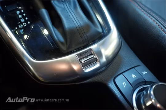 Mazda2 all-new được trang bị thêm chế độ lái Sport để mang lại cảm giác lái mạnh mẽ hơn cho người lái.