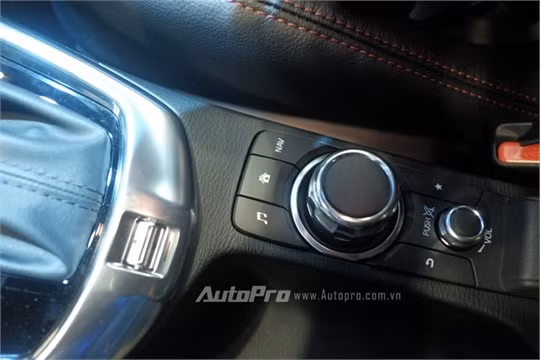 Mazda2 all-new được trang bị núm điều khiển trung tâm tương tự những mẫu xe hạng C.