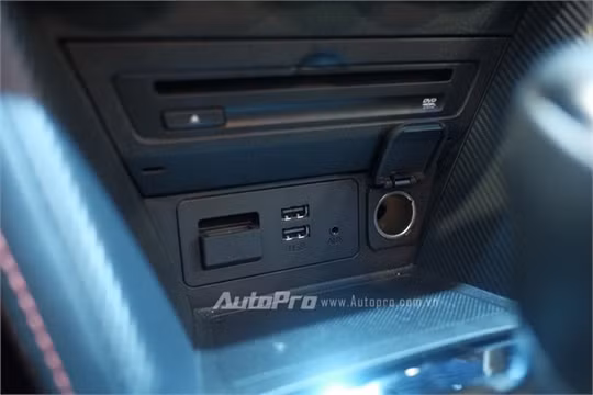 Mazda2 all-new bản CKD lắp ráp trong nước được trang bị đầu đọc DVD, 2 cổng USB, khe đọc thẻ SD và cổng xạc. NGoài ra, xe cũng có đầy đủ kết nối Bluetooth và A