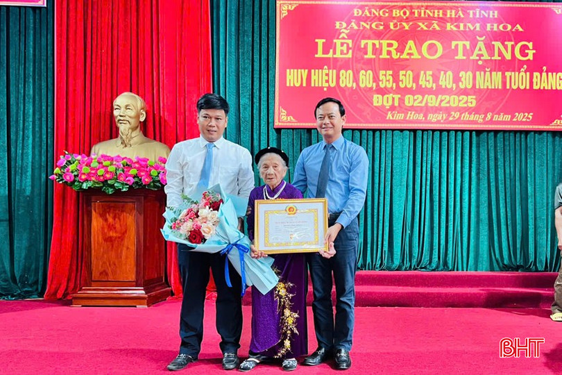 Trưởng ban Tuyên giáo và Dân vận Tỉnh ủy Hà Văn Hùng, Bí thư Đảng ủy xã Kim Hoa Phạm Nguyễn Bính trao tặng Huy hiệu 80 năm tuổi Đảng cho đảng viên Đoàn Thị Trúc (SN 1927), Chi bộ thôn Am Thủy, xã Kim Hoa.