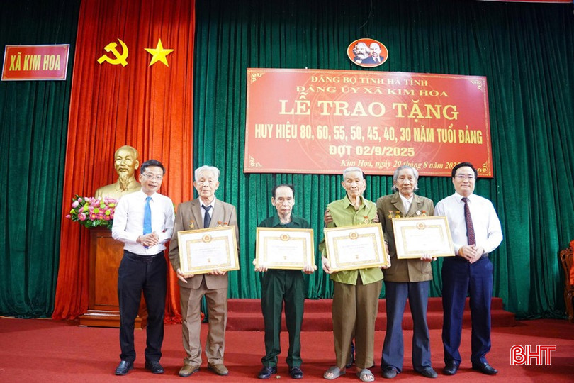 Lãnh đạo xã Kim Hoa trao tặng Huy hiệu 60 năm tuổi Đảng cho các đảng viên.