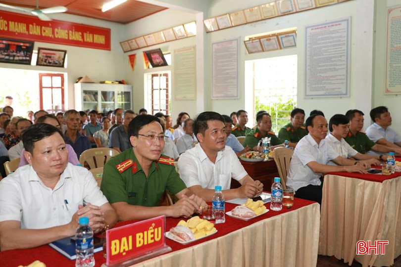 Đại biểu tham dự buổi lễ.