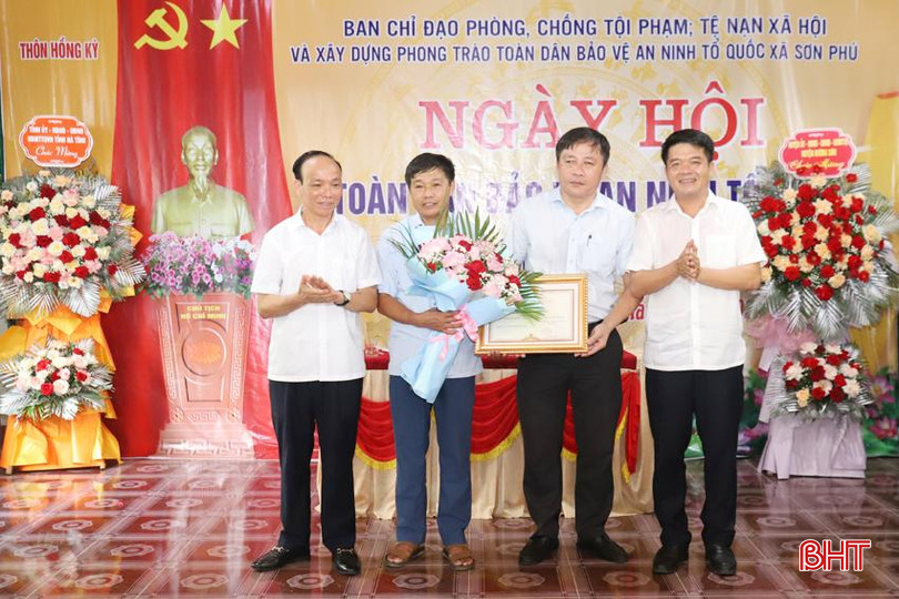 Chủ tịch Ủy ban MTTQ tỉnh Trần Nhật Tân, lãnh đạo huyện Hương Sơn trao bằng khen của UBND tỉnh cho xã Sơn Phú