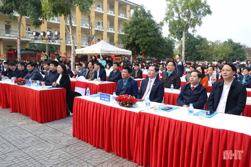 Đại biểu tham dự chương trình "Tết sum vầy - Xuân ơn Đảng tại Trường THPT Hương Sơn (thị trấn Phố Châu)