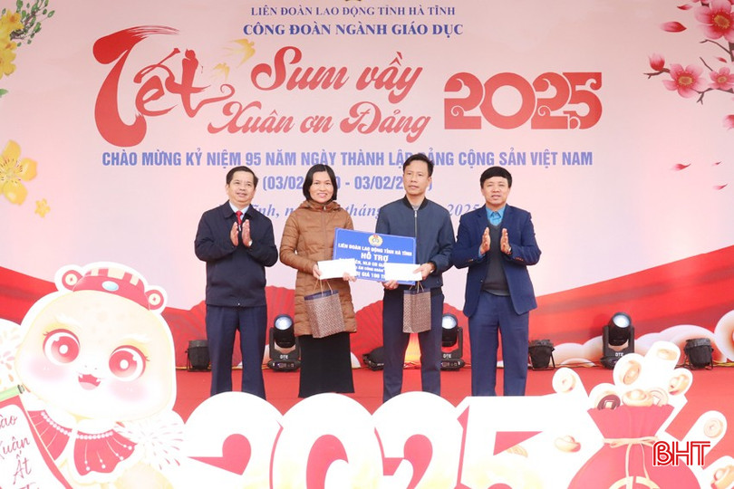 Lãnh đạo huyện Hương Sơn, Liên đoàn Lao động tỉnh trao biểu trưng hỗ trợ xây dựng nhà mái ấm công đoàn cho đoàn viên công đoàn có hoàn cảnh khó khăn.