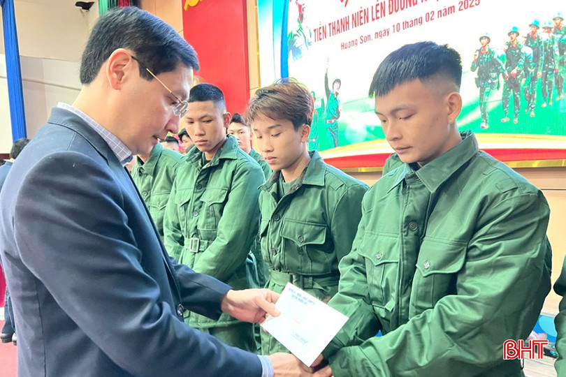Lãnh đạo huyện trao quà động viên các thanh niên chuẩn bị lên đường thực hiện nghĩa vụ quân sự, nghĩa vụ công an.