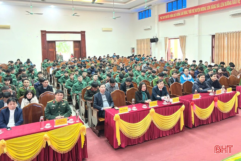 Đại biểu tham dự lễ gặp mặt thanh niên lên đường nhập ngũ