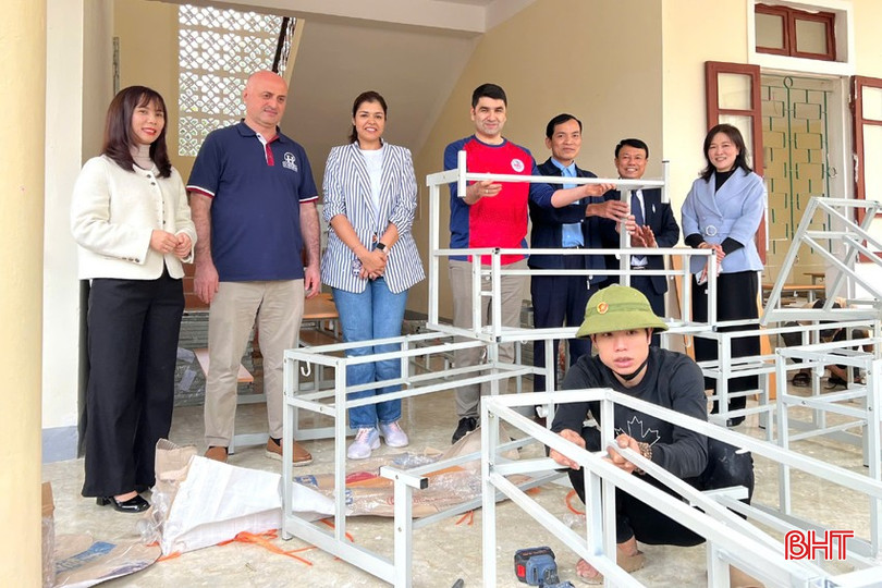 Ngay sau khi được trao tặng, các bộ bàn ghế được nhà trường lắp ráp đưa vào sử dụng.