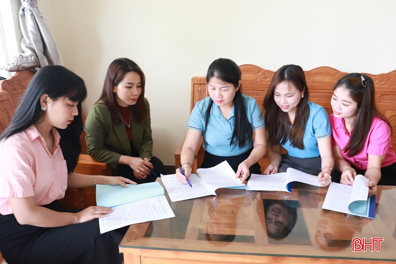Giáo viên Trường Mầm non Kim Hoa thảo luận chuyên môn.