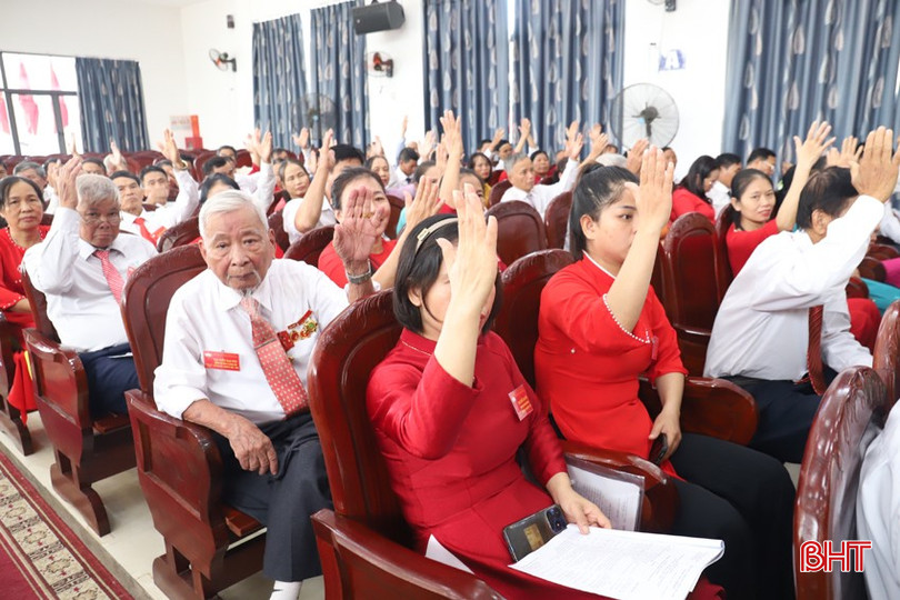 Đại biểu biểu quyết bầu đại biểu dự đại hội.