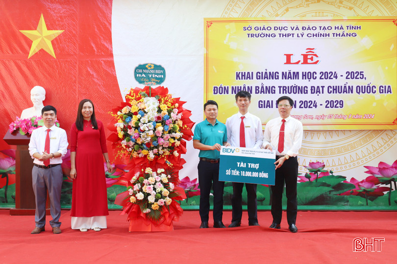 BIDV Chi nhánh Hà Tĩnh trao biểu trưng hỗ trợ 20 học sinh hoàn cảnh khó khăn học giỏi.