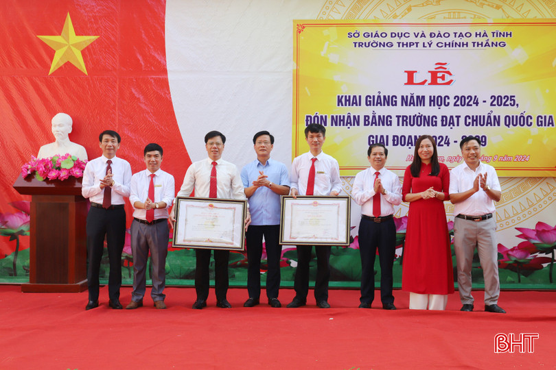 Lãnh đạo Sở Tài chính, huyện Hương Sơn trao bằng đạt chuẩn quốc gia mức độ 2 cho Trường THPT Lý Chính Thắng và chứng nhận đạt kiểm định chất lượng giáo dục cấp độ 3.