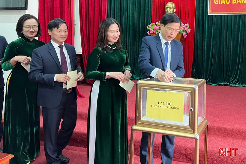Lãnh đạo, cán bộ công chức UBND Hương Sơn tham gia ủng hộ.
