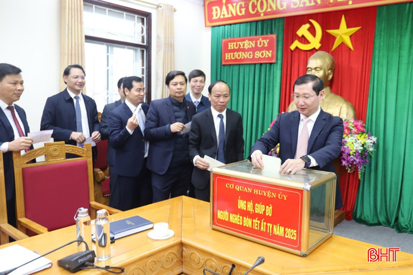 Cơ quan Huyện ủy Hương Sơn tổ chức ủng hộ, giúp đỡ người nghèo đón tết.