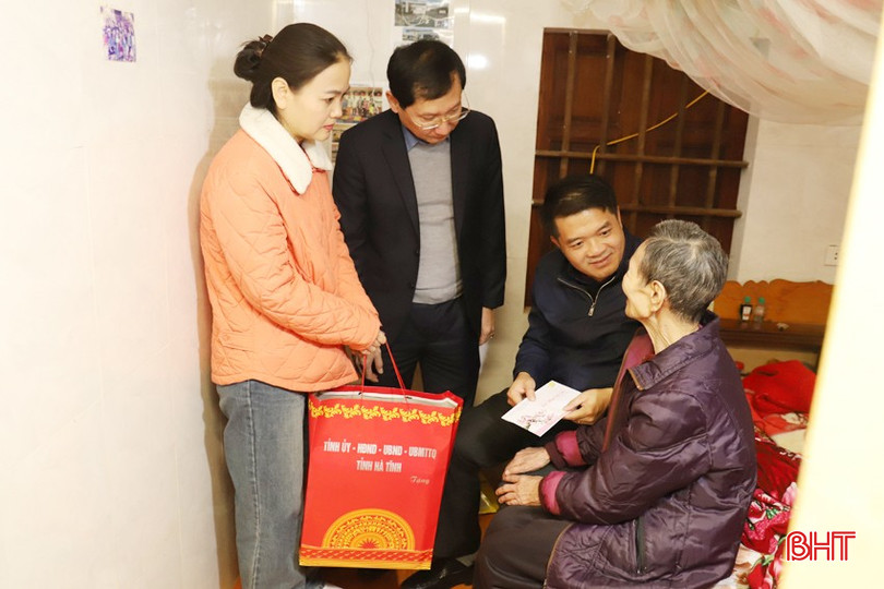 Đoàn thăm hỏi, tặng quà cho bà Phạm Thị Huấn.