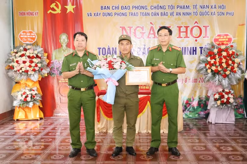 Công an viên Nguyễn Thanh Tuân nhận giấy khen của Công an tỉnh về thành tích xuất sắc trong thực hiện phong trào "Toàn dân bảo vệ an ninh Tổ quốc".
