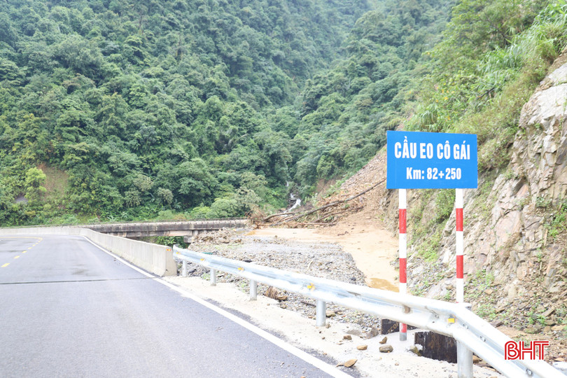 Khu vực eo Cô Gái - cách Cửa khẩu quốc tế Cầu Treo 3km được xem là điểm xung yếu nhất của cung đường lên cửa khẩu. Sau đợt mưa dài, nền đất bị mềm, liên kết yếu nên khu vực này rất dễ sạt lở.