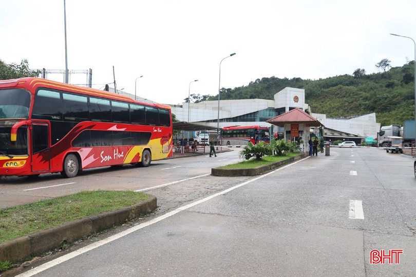 Theo Đại úy Bùi Song Anh - Phó Trưởng trạm Biên phòng Cửa khẩu quốc tế Cầu Treo, sạt lở đất thường xảy ra vào thời điểm đêm khuya, trên đường ít phương tiện lưu thông nên chưa xảy ra hậu quả đáng tiếc. Tuy nhiên, với những bất thường của thời tiết và nguy cơ tiềm ẩn về các vị trí xung yếu thì đây vẫn là lo ngại lớn nhất trong mùa mưa bão. Lượng biên phòng thường xuyên cắt cử cán bộ chiến sỹ tuần tra, xem xét để phát hiện kịp thời nguy cơ sạt lở đất. Khi xảy ra sạt lở, đơn vị tổ chức lập sào chắn, cắm biển cấm các phương tiện qua lại, đồng thời tham gia điều tiết giao thông và khắc phục sự cố.