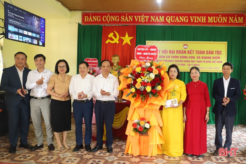 ... và lãnh đạo huyện Hương Sơn tặng hoa chúc mừng tặng hoa chúc mừng Ban Công tác Mặt trận thôn Sông Con.