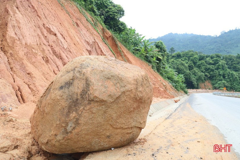 Tại Km74+700, một tảng đá lớn đã lăn xuống mặt đường và mắc kẹt ở kênh thoát nước.