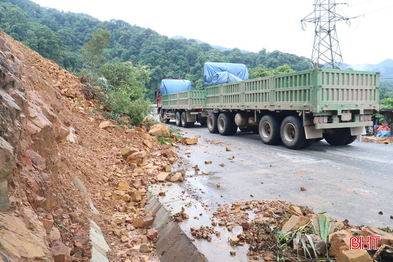 Thời tiết đã tốt hơn nhưng đất, đá vẫn rơi từ núi xuống mặt đường.