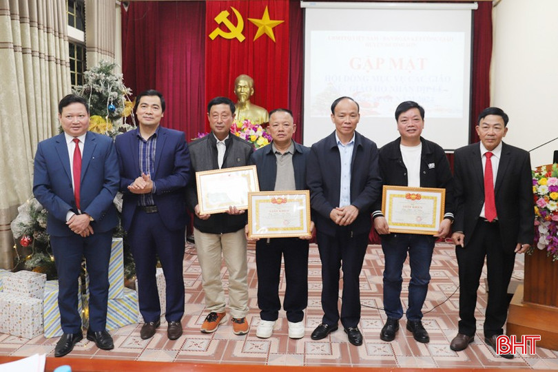 Nhân dịp này Ủy ban MTTQ Hương Sơn trao tặng giấy khen cho 4 cá nhân đạt thành tích xuất sắc trong thực hiện cuộc vận động "Toàn dân đoàn kết xây dựng nông thôn mới, đô thị văn minh, sống tốt đời đẹp đạo năm 2024"