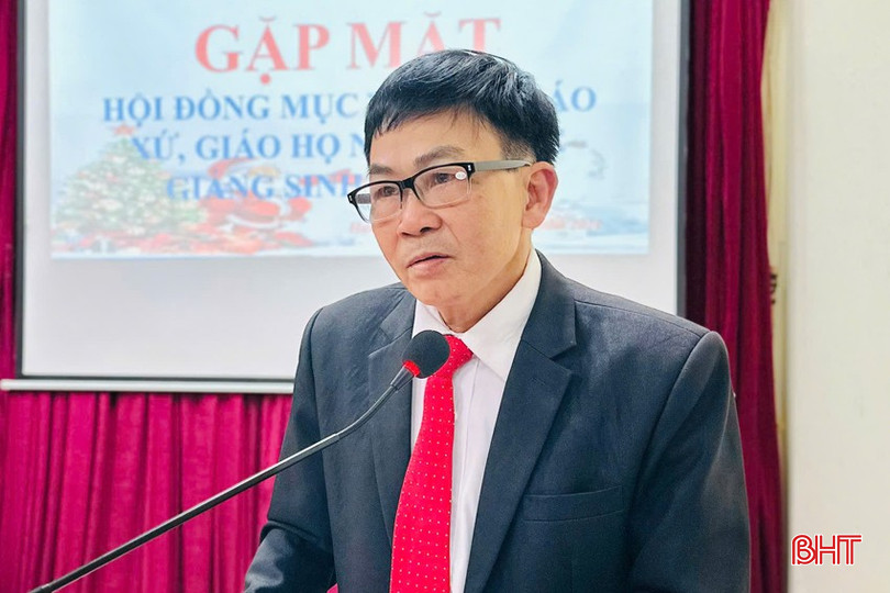 Trưởng ban Đoàn kết Công giáo huyện Hương Sơn Hồ Đình Thắm trình bày báo cáo tổng kết phong trào "Người Công giáo đoàn kết xây dựng nông thôn mới, đô thị văn minh, sống tốt đời đẹp đạo" năm 2024