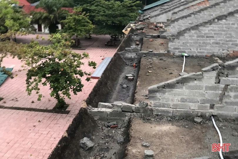 Toàn bộ mái bị giông lốc "thổi" bay