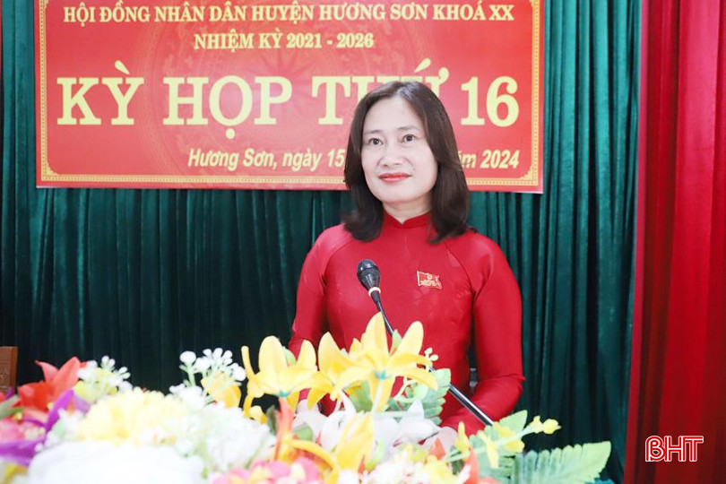 Bà Hà Thị Huyền - Phó Chủ tịch HĐND huyện Hương Sơn báo cáo hoạt động của HĐND huyện, Thường trực HĐND huyện và các ban HĐND huyện 6 tháng đầu năm 2024.