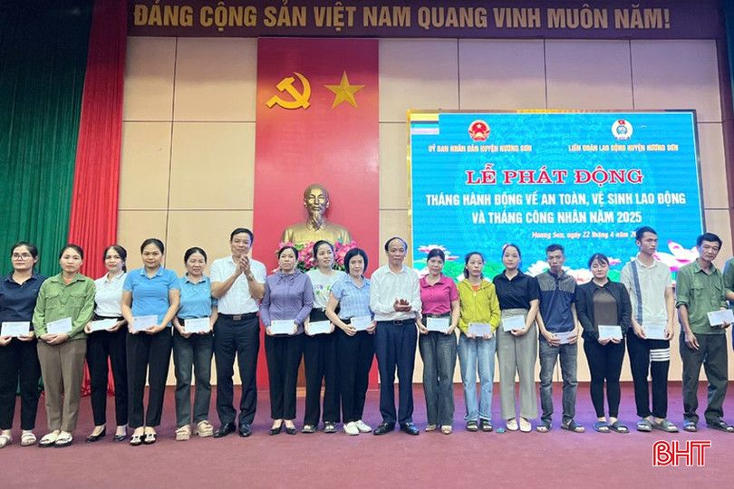 ...trao 100 suất quà cho 100 lao động có hoàn cảnh khó khăn với tổng số tiền là 65 triệu đồng