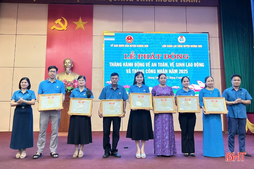 Lãnh đạo LĐLĐ tỉnh trao bằng khen của LĐLĐ tỉnh cho 5 tập thể và 7 cá nhân đạt thành tích xuất sắc năm 2024...