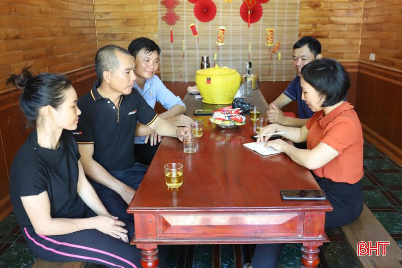 Vợ chồng ông Hồ Xuân Trường (2 người áo đen, từ trái qua) chia sẻ quá trình phát triển sự nghiệp cho cán bộ Hội Nông dân xã Sơn Tiến.