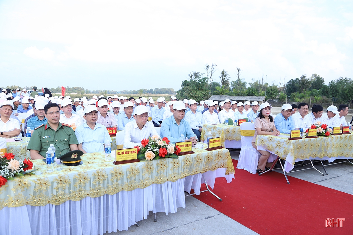 Địa phương đầu tiên ở Hà Tĩnh bàn giao mặt bằng dự án cao tốc Bắc - Nam