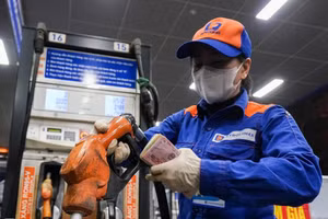 Giá xăng tăng hơn 1.000 đồng