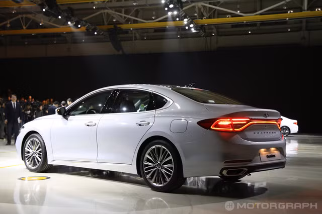 hyundai azera the he moi vua ra mat da ban chay nhu tom tuoi