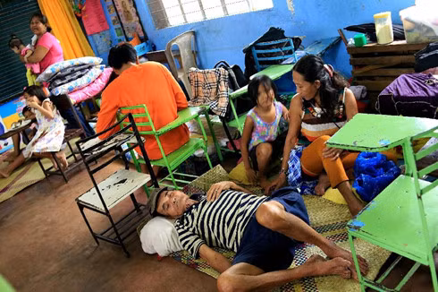 philippines bao nock ten day hang nghin nguoi phai di so tan