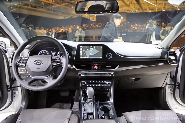 hyundai azera the he moi vua ra mat da ban chay nhu tom tuoi