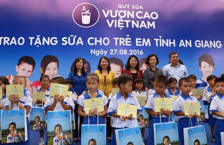 vinamilk va quy sua vuon cao viet nam trao tang 111 000 ly sua cho hon 1 200 tre em tinh an giang