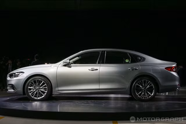 hyundai azera the he moi vua ra mat da ban chay nhu tom tuoi