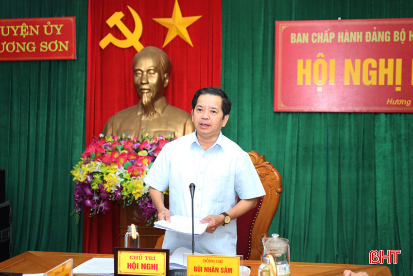 Bí thư Huyện ủy Hương Sơn kết luận hội nghị.